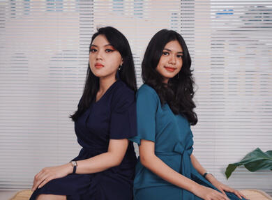 Sandra dress in navy and turquoise color, two women sitting side by side