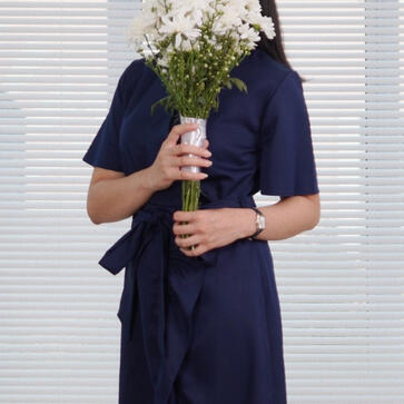 Sandra dress in navy color, women holding a flower bucket